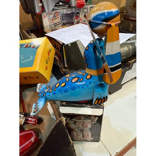 370 - A vintage tin plate battery operated Charley Weaver Bartender, other tin plate toys etc.