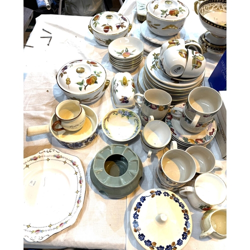 701 - A collection of boxed and loose Royal Worcester Evesham pottery and other dinnerware etc.