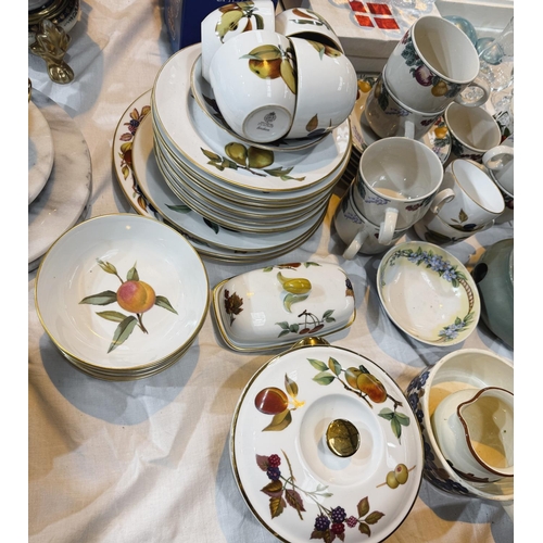 701 - A collection of boxed and loose Royal Worcester Evesham pottery and other dinnerware etc.