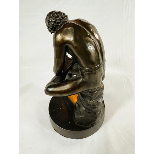 911 - A classical style bronze, naked athlete picking a thorn from his foot, height 22 cm.