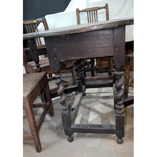 1018 - An 18th century oval oak drop leaf gateleg dining table with incised carved decoration and barley tw... 