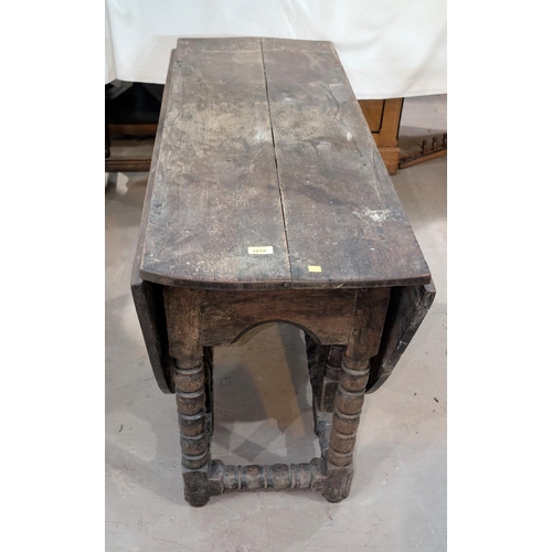 1019 - An 18th century oval oak drop leaf occasional table on turned legs.