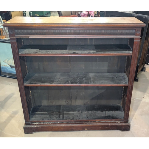 1027 - A late Victorian walnut bookcase with reeded frieze, 3 adjustable shelves, width 107cm.