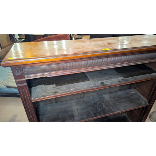 1027 - A late Victorian walnut bookcase with reeded frieze, 3 adjustable shelves, width 107cm.