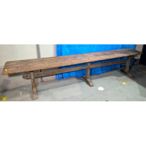 1051 - A late 17th/early 18th century long refectory style plank top banqueting dining table on stretcher a... 