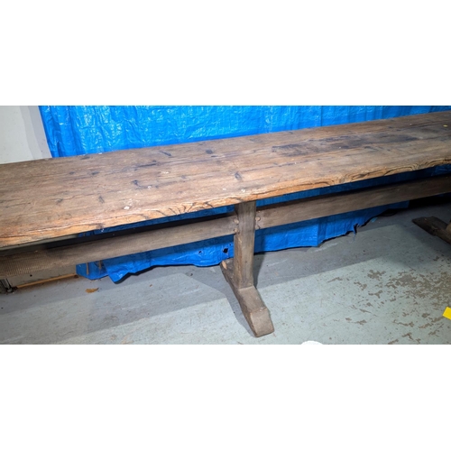 1051 - A late 17th/early 18th century long refectory style plank top banqueting dining table on stretcher a... 