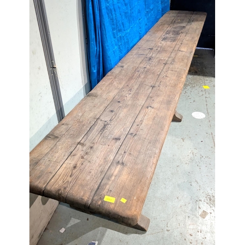 1051 - A late 17th/early 18th century long refectory style plank top banqueting dining table on stretcher a... 