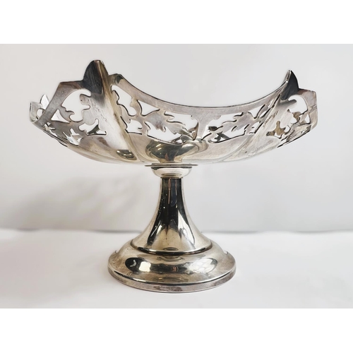 750 - A hallmarked silver pedestal bon-bon dish with pierced border, Sheffield 1964, 7 oz.