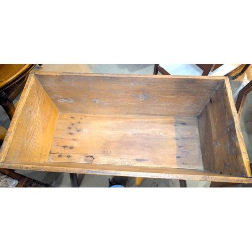 996 - An 18th century country oak bread kneading trough with lid, on four legs.