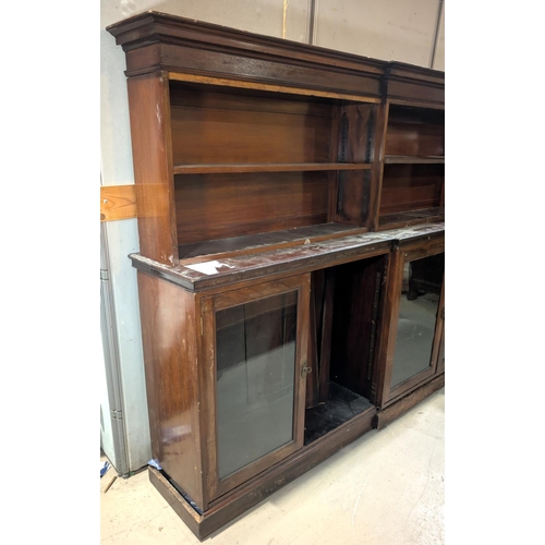 1098 - A late 19th/early 20th century very large mahogany breakfront library bookcase with open shelves abo... 