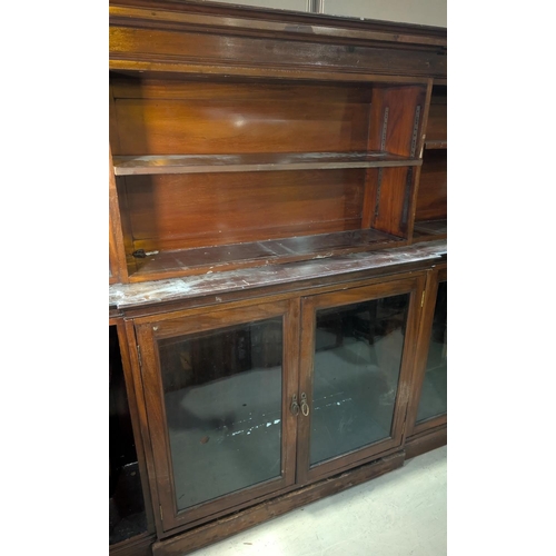 1098 - A late 19th/early 20th century very large mahogany breakfront library bookcase with open shelves abo... 