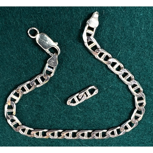 725 - A yellow metal flattened link bracelet, stamped 375, 10.3gms