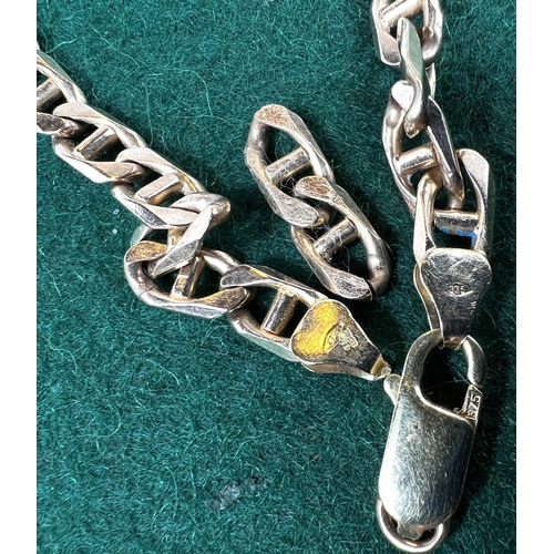 725 - A yellow metal flattened link bracelet, stamped 375, 10.3gms