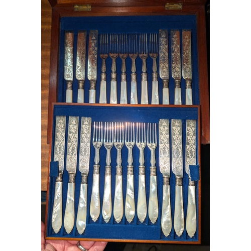 756 - A DESSERT CUTLERY service for 12 place settings, silverplate and mother of pearl, mahogany case.