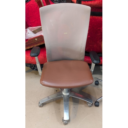 957A - A Knoll office chair with tan seat.