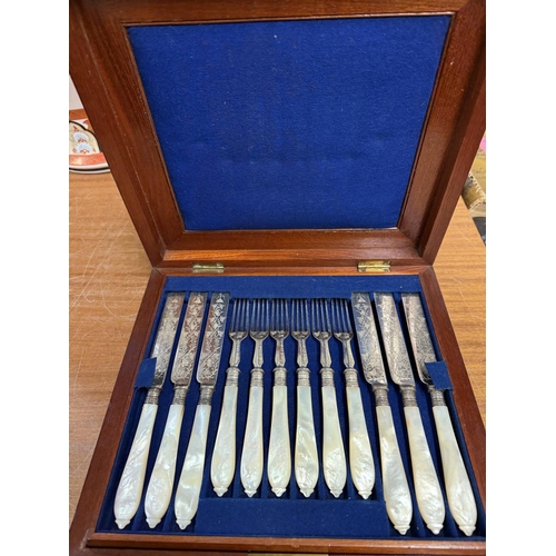 756 - A DESSERT CUTLERY service for 12 place settings, silverplate and mother of pearl, mahogany case.