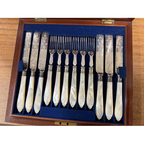 756 - A DESSERT CUTLERY service for 12 place settings, silverplate and mother of pearl, mahogany case.