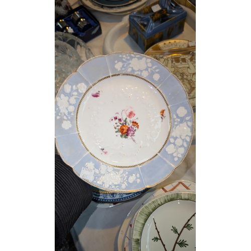 615 - Six 19th Century Spode 'Gothic Castle' nursery plates (5 plates slight damage); an early 19th centur... 