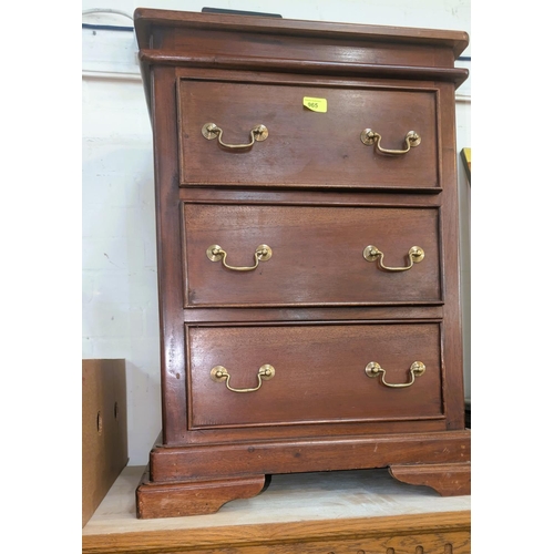 965 - A dwarf mahogany 3 height chest of drawers.