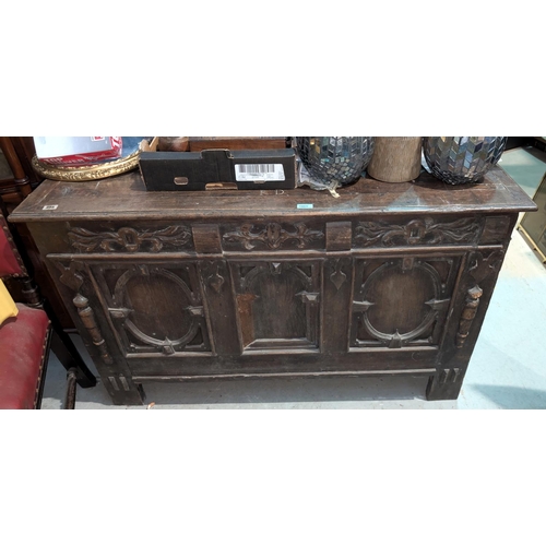 1005 - A late 17th/early 18th century framed and panelled oak blanket box with plank top carved frieze and ... 