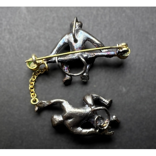 630 - A Victorian design novelty brooch of 2 monkeys, one seated, the other suspended on a chain, diamond ... 