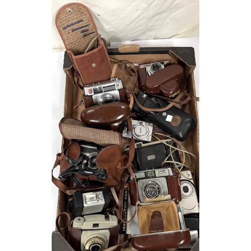 215 - A selection of 35mm and other vintage camera accessoriesNo bids sold with next lot