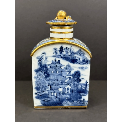 550 - A late 18th century Chinese porcelain tea bottle decorated in underglaze blue, gilded, 13cm (hairlin... 