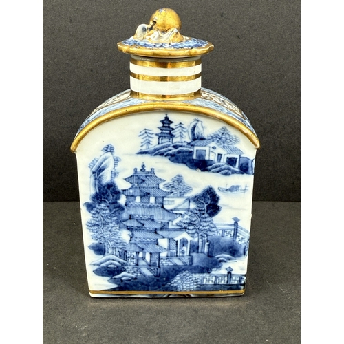 550 - A late 18th century Chinese porcelain tea bottle decorated in underglaze blue, gilded, 13cm (hairlin... 