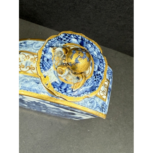 550 - A late 18th century Chinese porcelain tea bottle decorated in underglaze blue, gilded, 13cm (hairlin... 