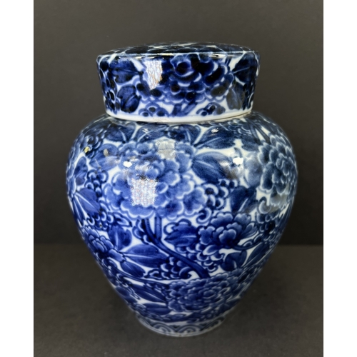 553 - A Chinese Imari porcelain ginger jar, 19th century, underglaze blue floral decoration, 19cm