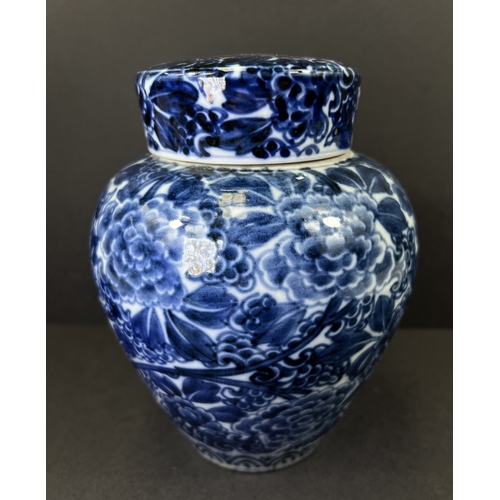 553 - A Chinese Imari porcelain ginger jar, 19th century, underglaze blue floral decoration, 19cm