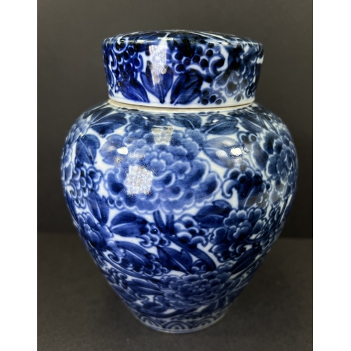553 - A Chinese Imari porcelain ginger jar, 19th century, underglaze blue floral decoration, 19cm