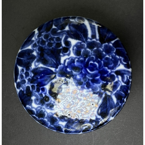 553 - A Chinese Imari porcelain ginger jar, 19th century, underglaze blue floral decoration, 19cm