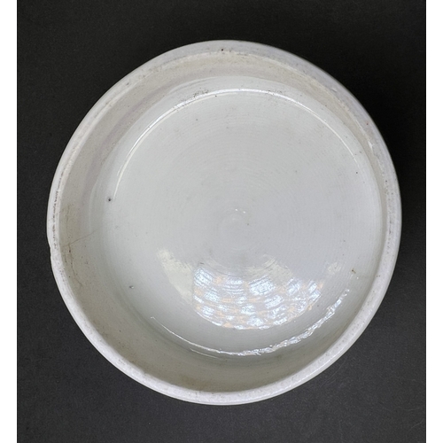 553 - A Chinese Imari porcelain ginger jar, 19th century, underglaze blue floral decoration, 19cm