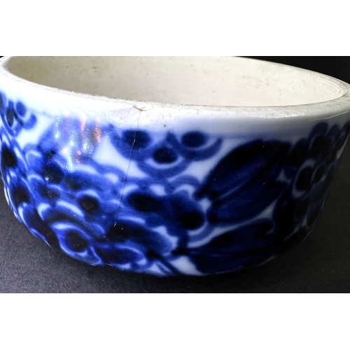 553 - A Chinese Imari porcelain ginger jar, 19th century, underglaze blue floral decoration, 19cm