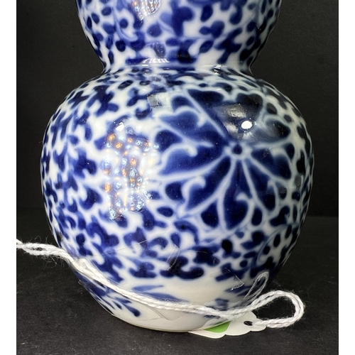 554 - A Chinese porcelain double gourd vase, 19th century, underglaze blue decoration, 13cm; another vase ... 