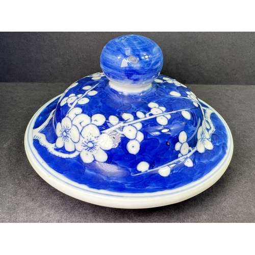 555 - A Chinese porcelain covered jar, 19th century, inverted baluster form, decorated with peonies, 29cm ... 