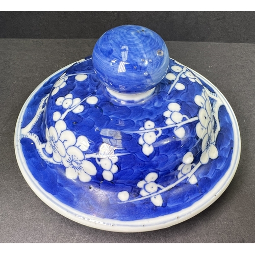 555 - A Chinese porcelain covered jar, 19th century, inverted baluster form, decorated with peonies, 29cm ... 
