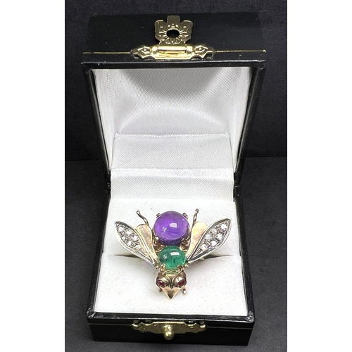 633 - An unusual yellow metal dress ring in the form of a fly, the body formed from a cabochon emerald and... 