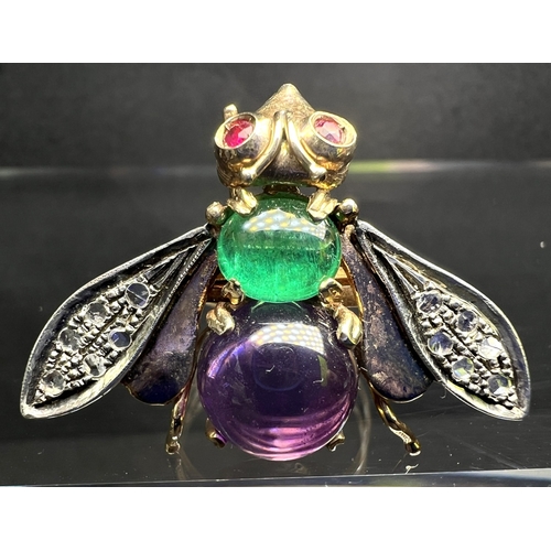 633 - An unusual yellow metal dress ring in the form of a fly, the body formed from a cabochon emerald and... 