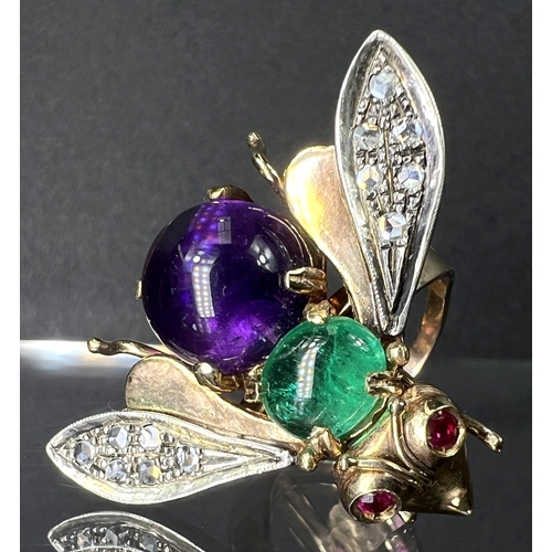 633 - An unusual yellow metal dress ring in the form of a fly, the body formed from a cabochon emerald and... 