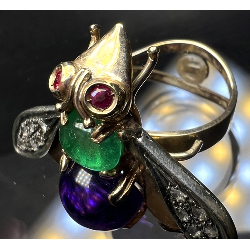 633 - An unusual yellow metal dress ring in the form of a fly, the body formed from a cabochon emerald and... 
