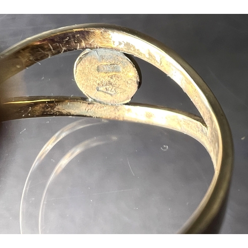 633 - An unusual yellow metal dress ring in the form of a fly, the body formed from a cabochon emerald and... 