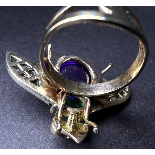 633 - An unusual yellow metal dress ring in the form of a fly, the body formed from a cabochon emerald and... 