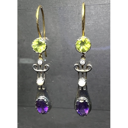 635 - A pair of Art Nouveau yellow metal earrings to match lot 634, set circular peridot with drop having ... 