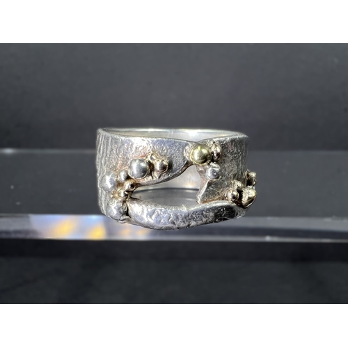 642B - A white and yellow metal handcrafted ring with bark effect and naturalistic decoration