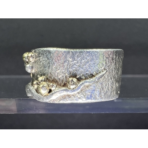 642B - A white and yellow metal handcrafted ring with bark effect and naturalistic decoration