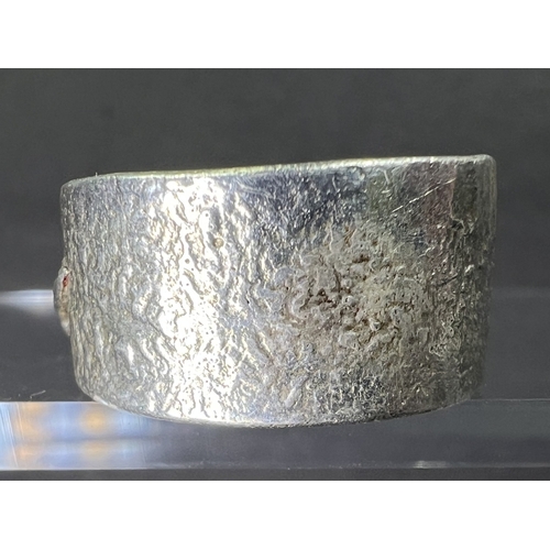 642B - A white and yellow metal handcrafted ring with bark effect and naturalistic decoration