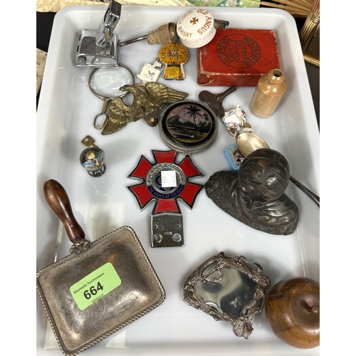664 - A collection of small collectors items.
