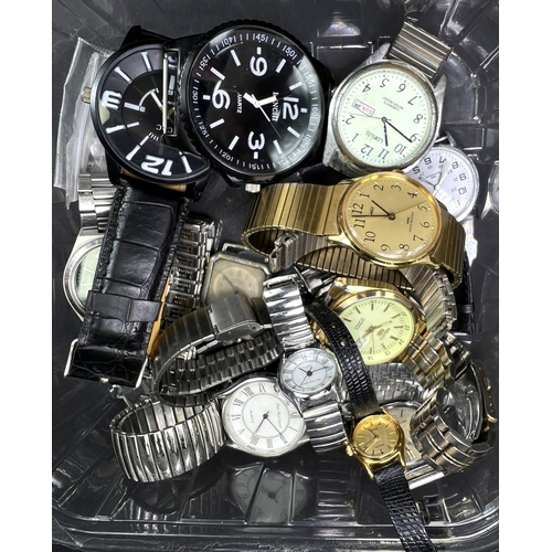 681 - A collection of gents watches including Seiko, Lorus etc